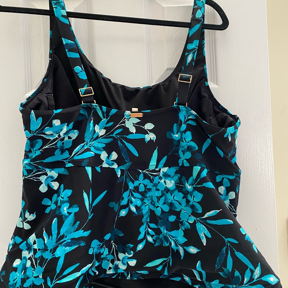 Lands’ End Tankini Top- Black with blue floral print like new condition … - Picture 2 of 5